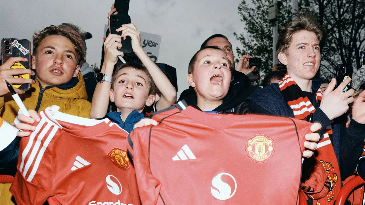 زوجة نجم يونايتد الراحل تُرزق بطفل بعد عام من وفاته بالسرطان